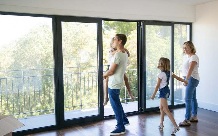 Wohnraum mit bodentiefer Fenstertür