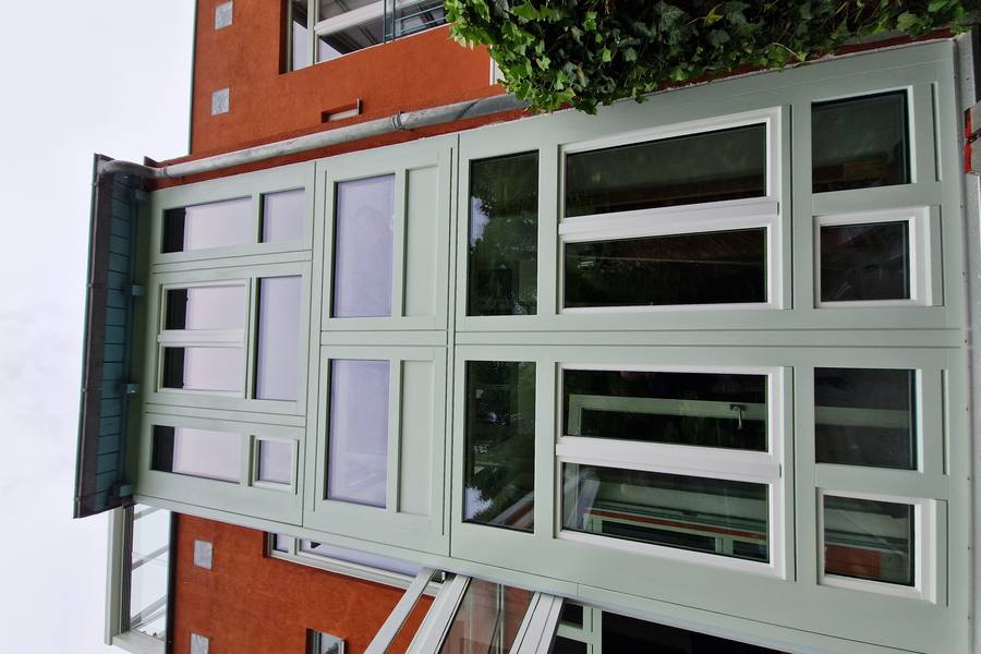 Fenster auf Paletten im Lager